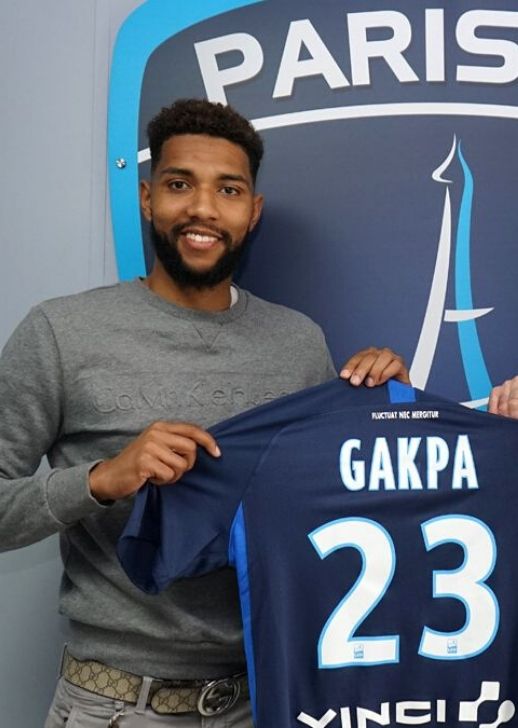 Marvin Gakpa aux côtés de Pierre Ferracci lors de sa signature au Paris FC.
