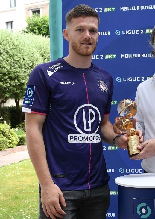 Rhys Healey avec son trophée de meilleur buteur de Ligue 2 BKT.
