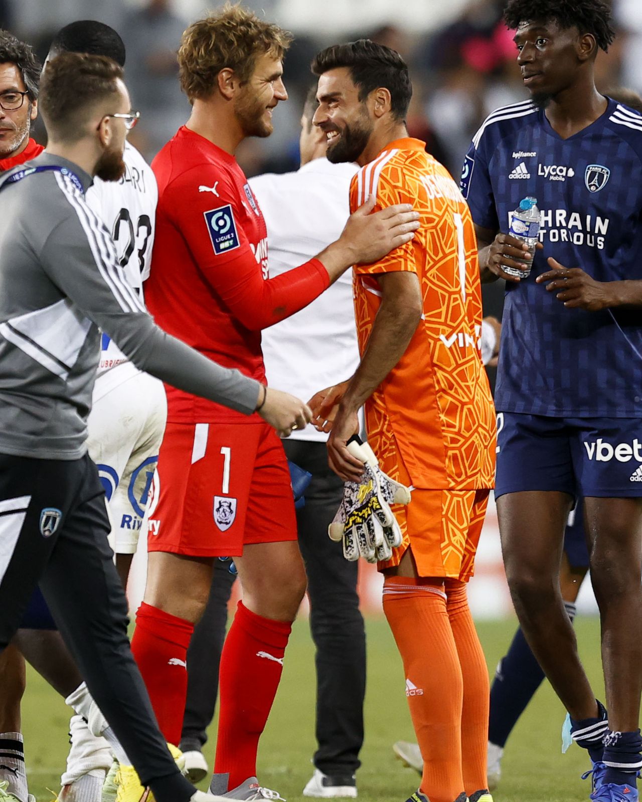 Régis Gurtner (Amiens SC) salue Vincent Demarconnay (Paris FC).